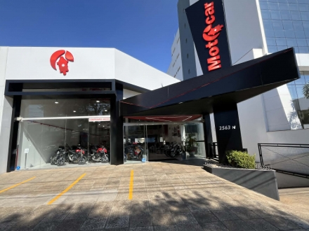 Motocar Motos ATUALMENTE Em 2025, a empresa passou por uma importante atualiza&ccedil;&atilde;o em sua identidade f&iacute;sica. Renovamos completamente a fachada, modernizamos a ilumina&ccedil;&atilde;o e adotamos com mais for&ccedil;a a cor...