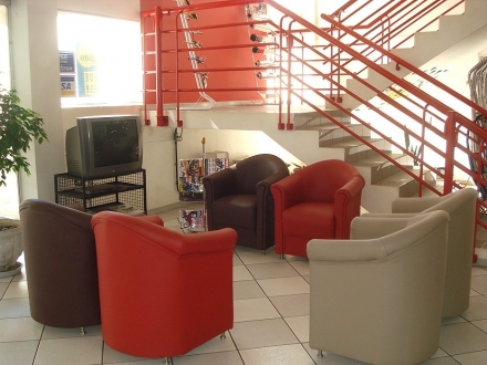 Motocar Motos - Sala de espera da oficina conta com TV e revistas temáticas.